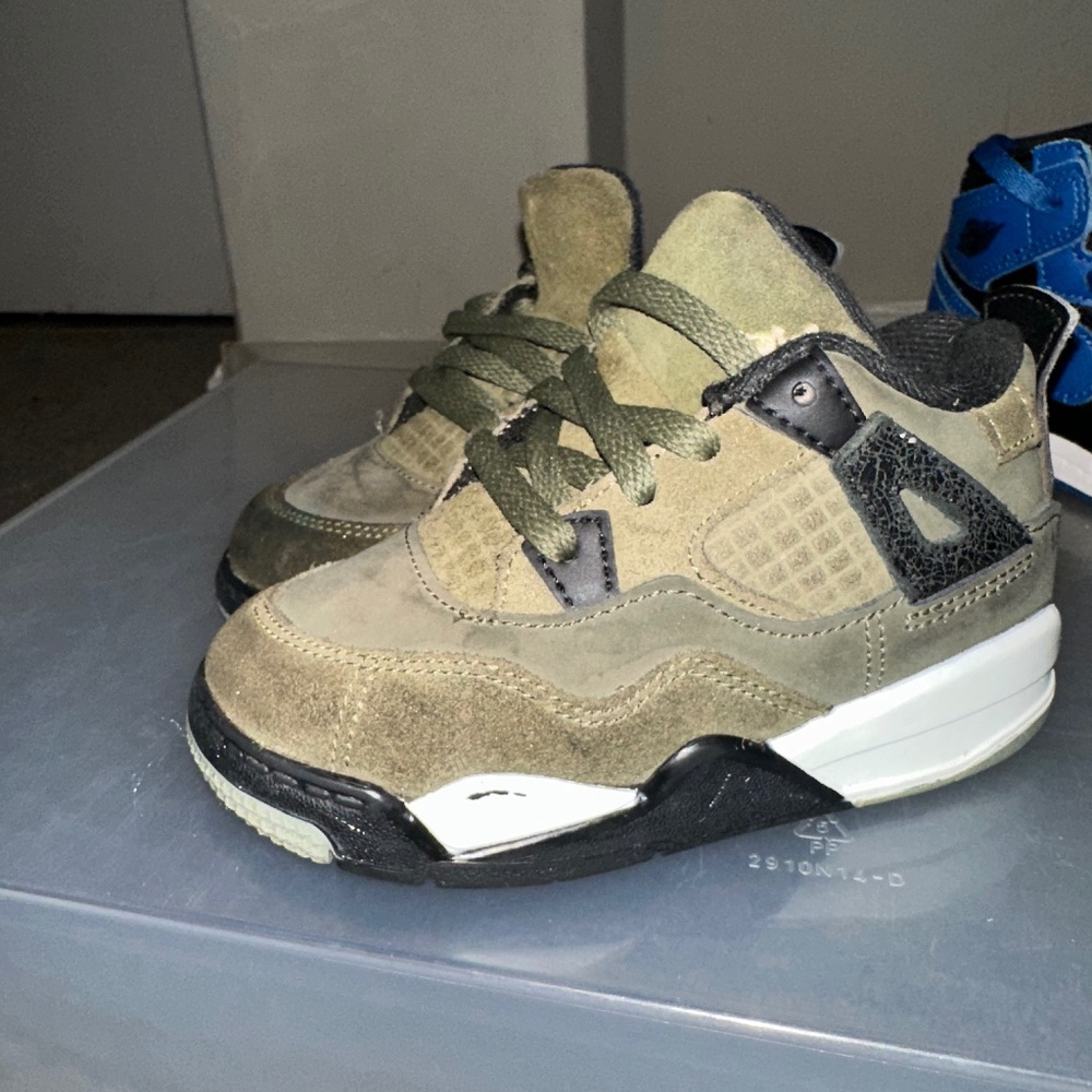 Olive green Jordan retro 4 size 8c